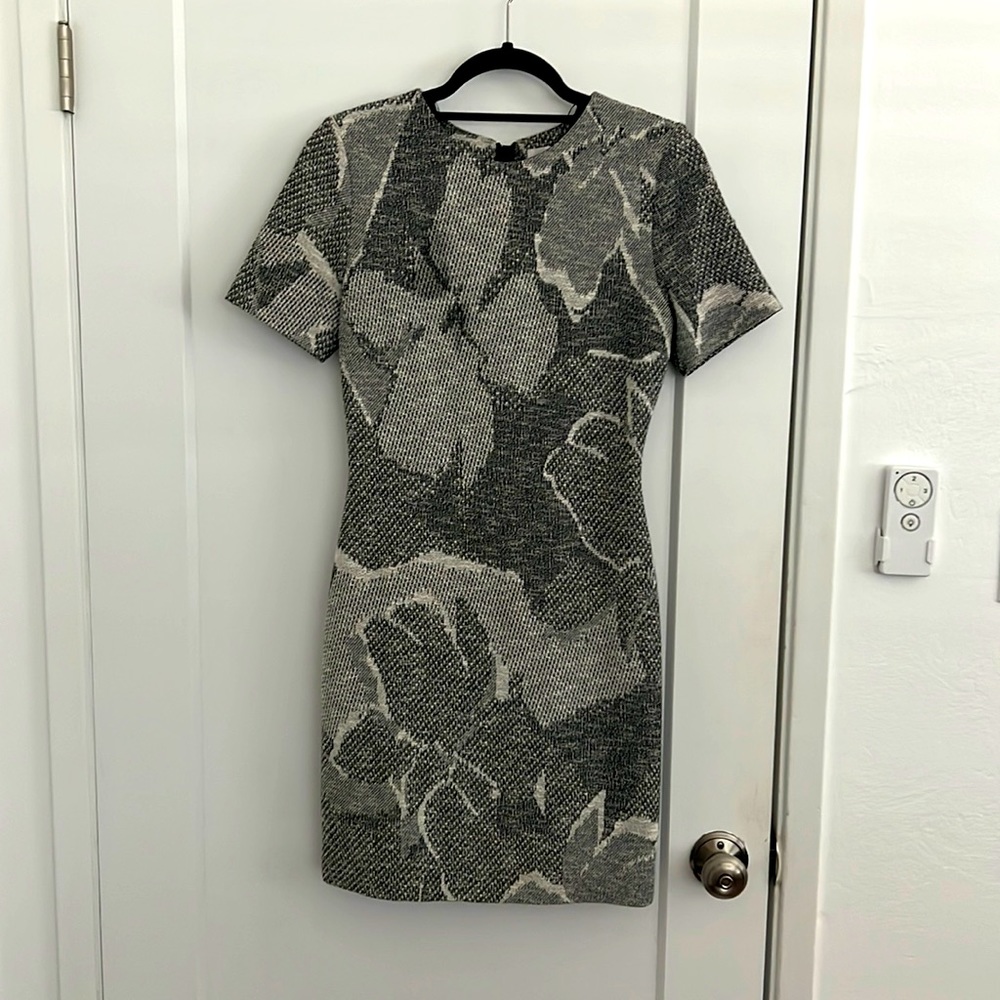 Hugo BOSS fitted mini dress w/exposed zipper in the back US size 4 UK 8 Cocktail